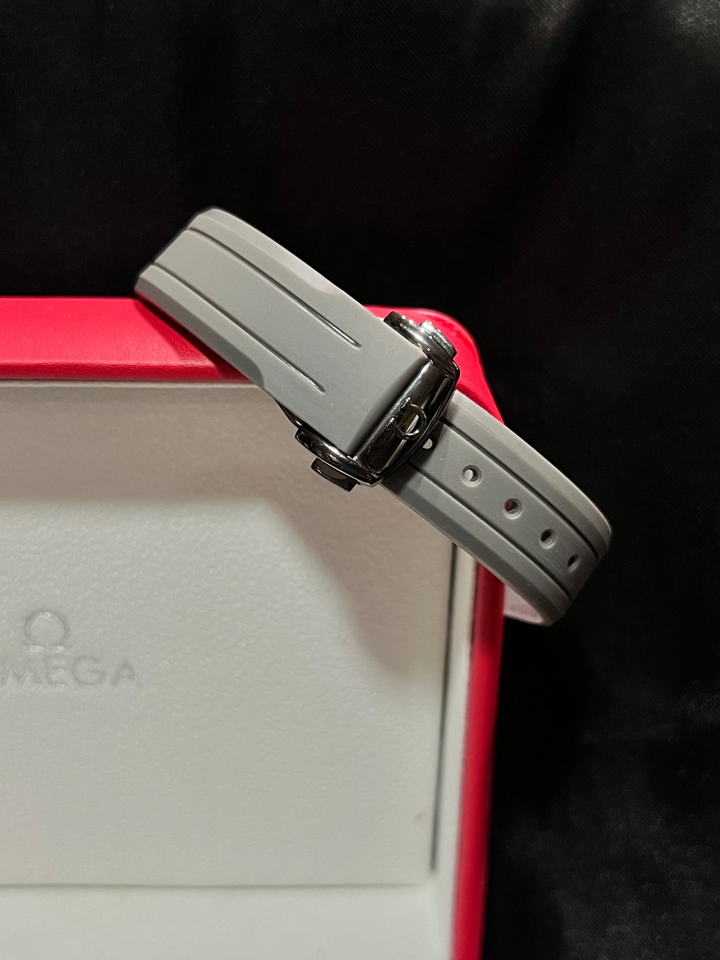 Omega SpeedMaster Grey Side of The Moon Caucho