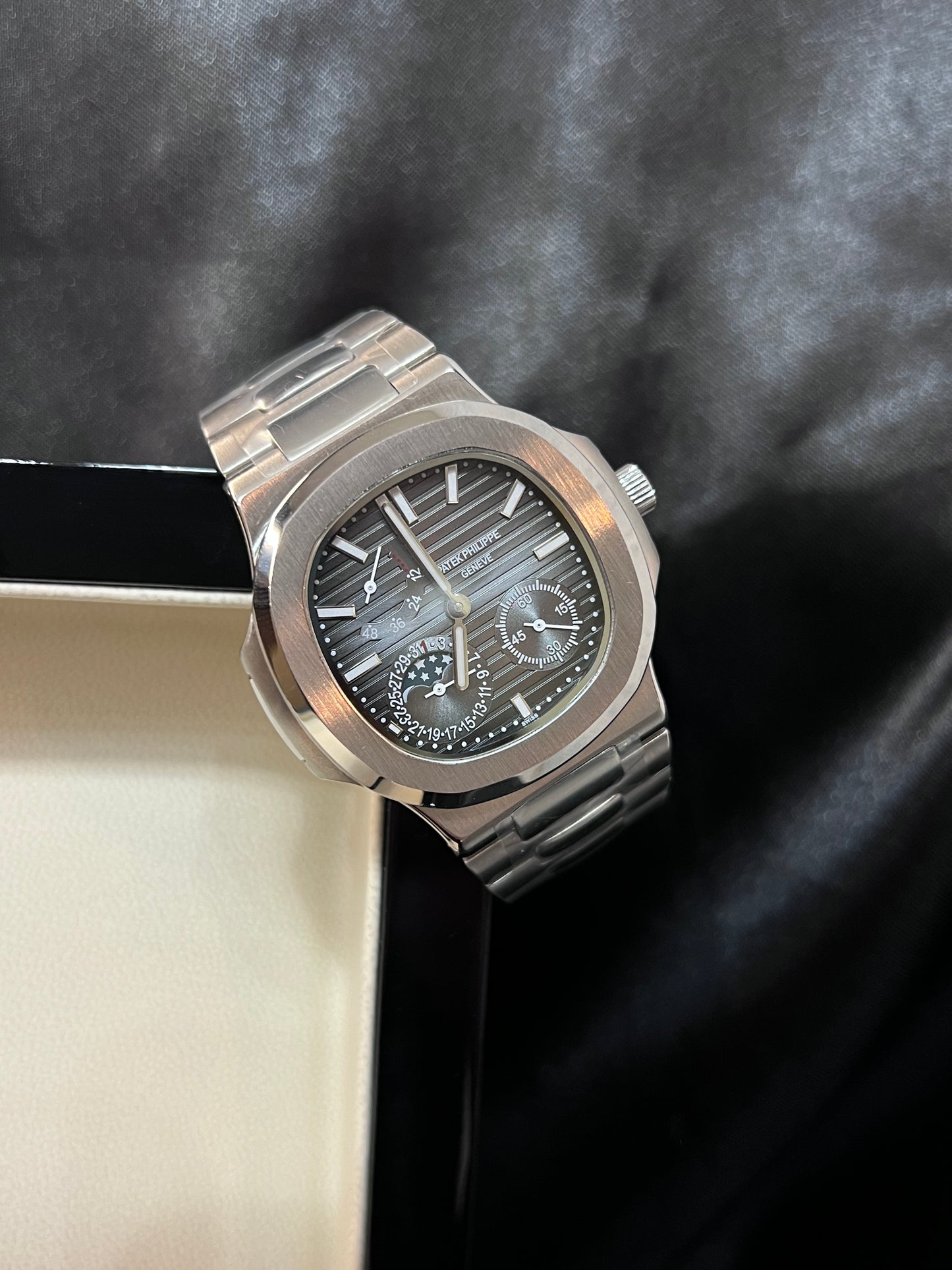 Patek Philippe Nautilus Moonphase Gris